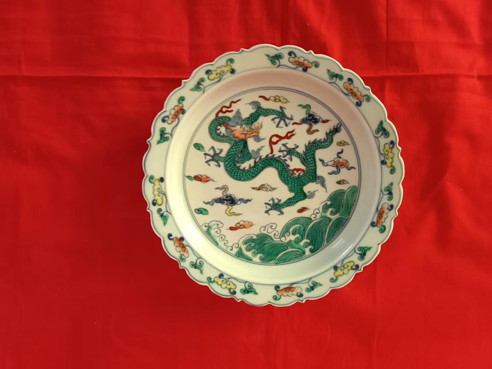 成化年制《描金斗彩海水龙纹菱口盘》-嘉城艺术交易平台