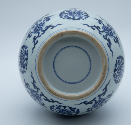 青花如意披肩缠枝花卉葫芦瓶