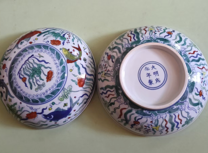 成化年制《斗彩鱼藻纹手棒罐》