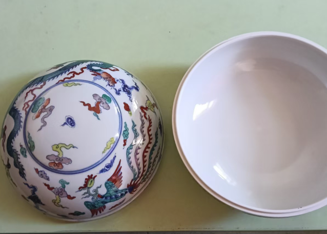 成化年制《斗彩龙凤手捧罐》-嘉城艺术交易平台