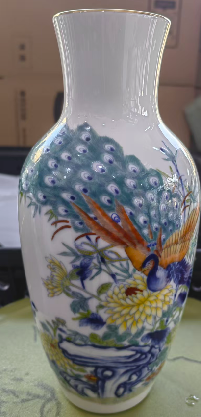 雍正年制《斗彩孔雀牡丹观音瓶》-嘉城艺术交易平台