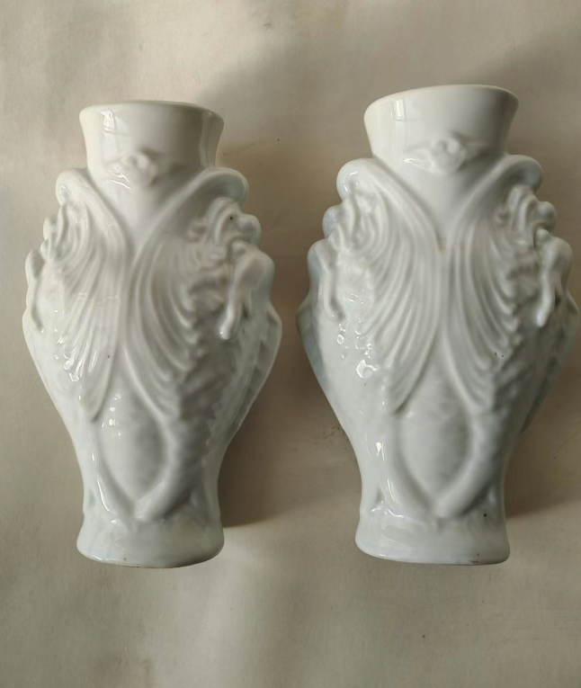 甜白釉浮雕鱼化龙纹瓶（一对）-嘉城艺术交易平台