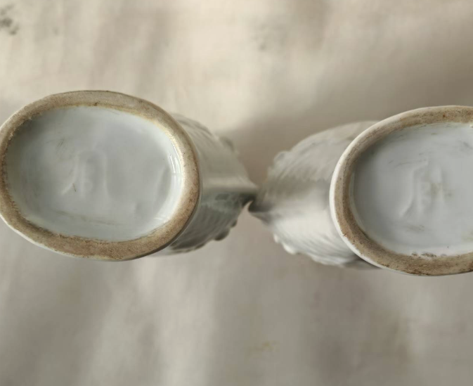 甜白釉浮雕鱼化龙纹瓶（一对）