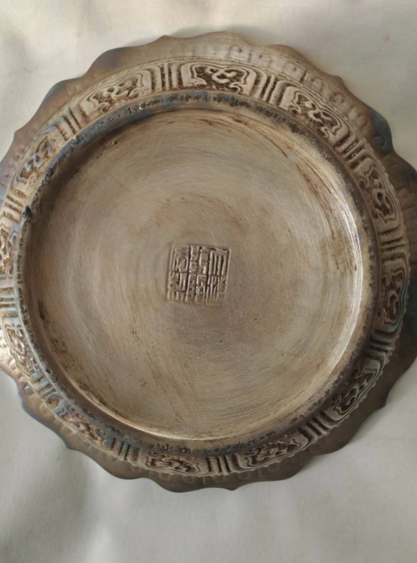 乾隆年制《铜胎鎏金加彩婴戏图花口聚宝盆》