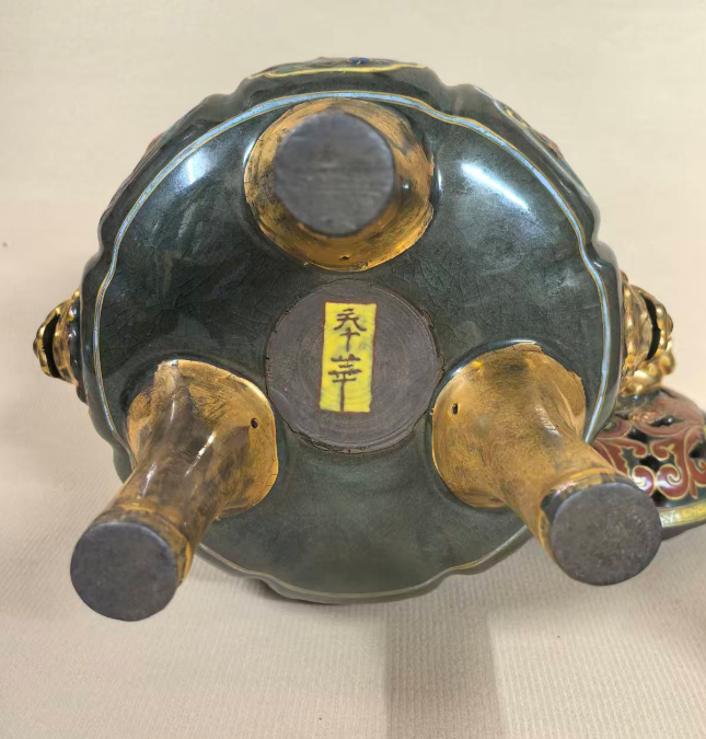 掐丝珐琅三足香炉