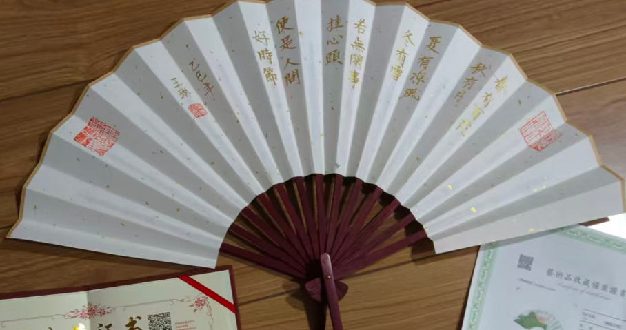 王琳《蜻蜓点荷》扇面