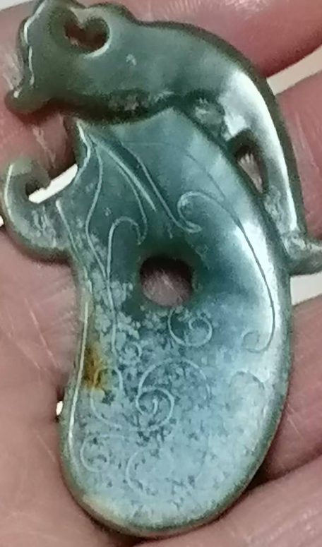 高古玉《螭龙纹韘形佩》