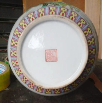 乾隆年制《粉彩缠枝莲花鸟天球瓶》