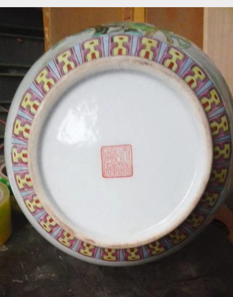 乾隆年制《粉彩花鸟天球瓶》