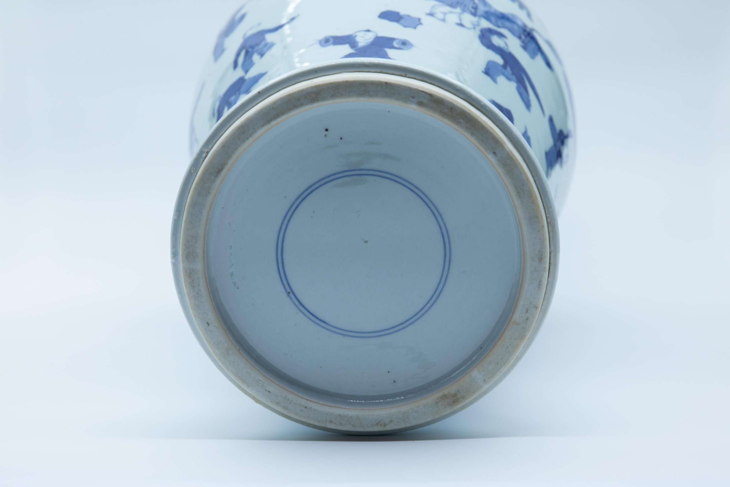 青花人物故事赏瓶