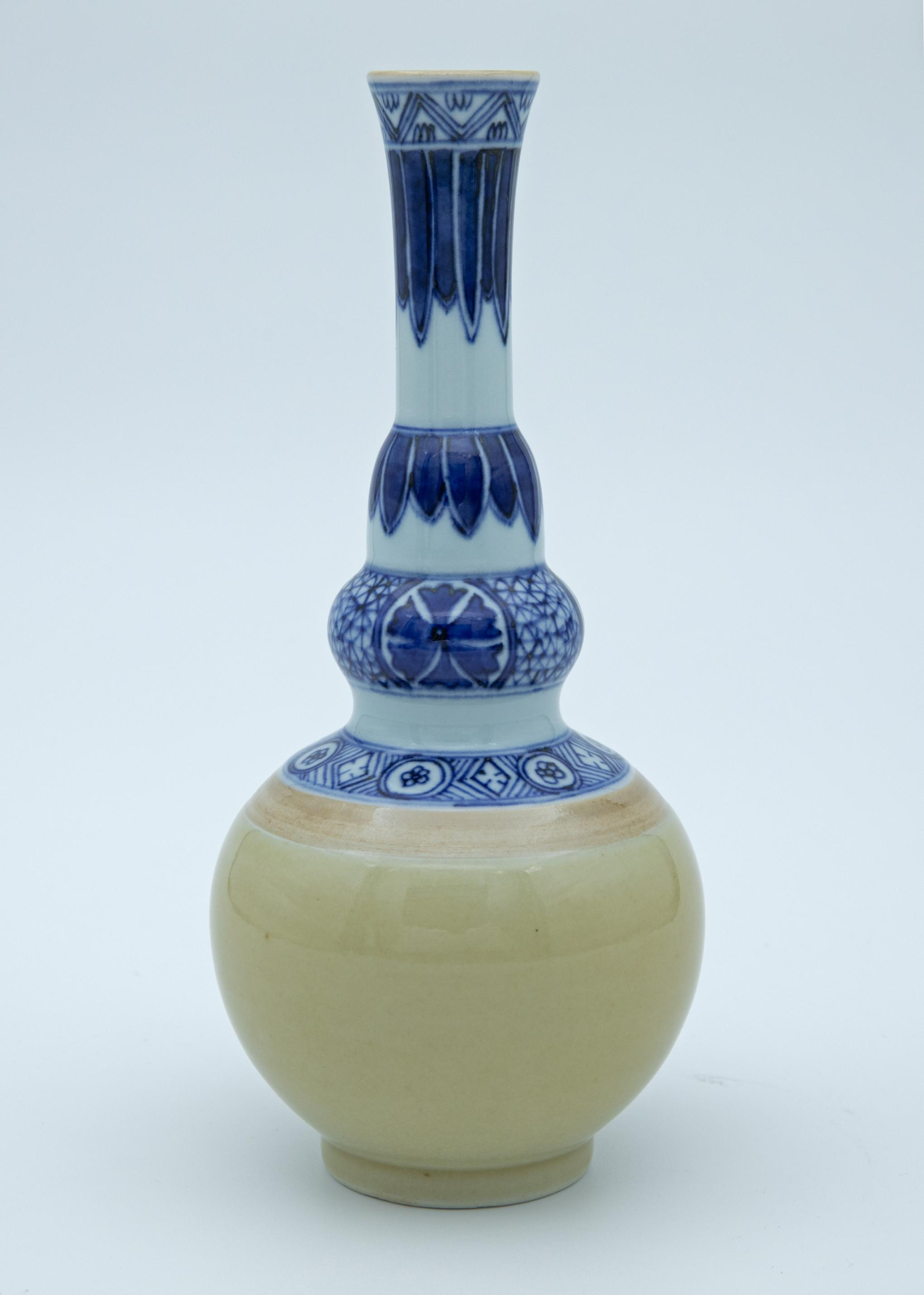 黄釉青花净瓶-嘉城艺术交易平台