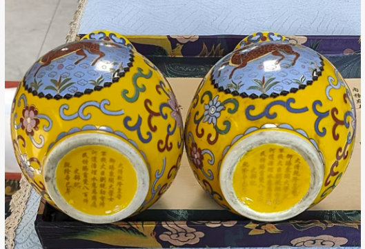 乾隆年制《掐丝珐琅彩鹿鹤纹瓶》一对