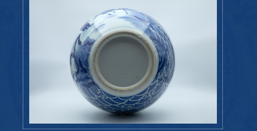 青花人物天球瓶