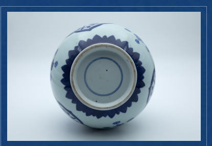 青花缠枝花卉蒜头瓶