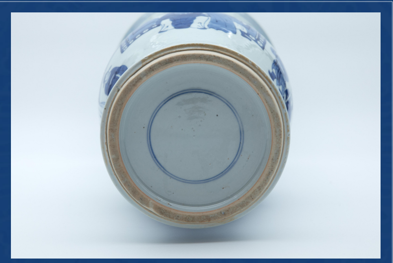 青花通景人物撇口瓶