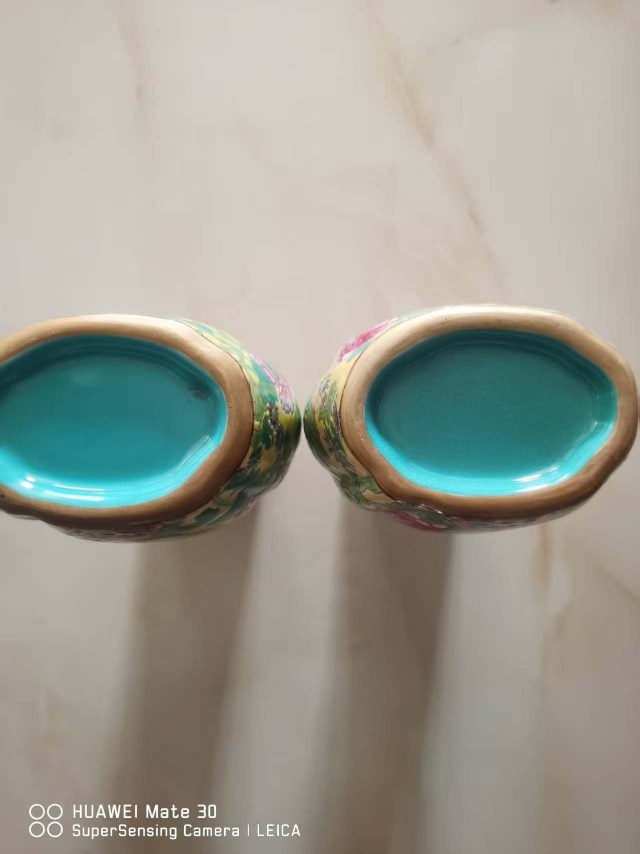 雍正年制《粉彩黄地凤穿牡丹包袱瓶》一对