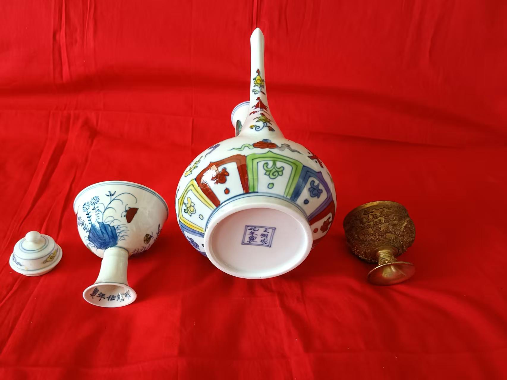 成化年制《斗彩瑞兽纹执壶酒具一套》