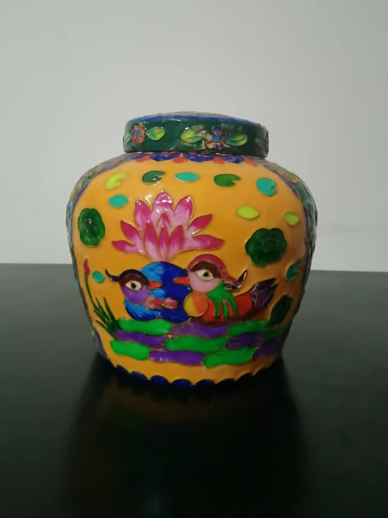 天字《掐丝描金鸳鸯荷花纹罐》-嘉城艺术交易平台