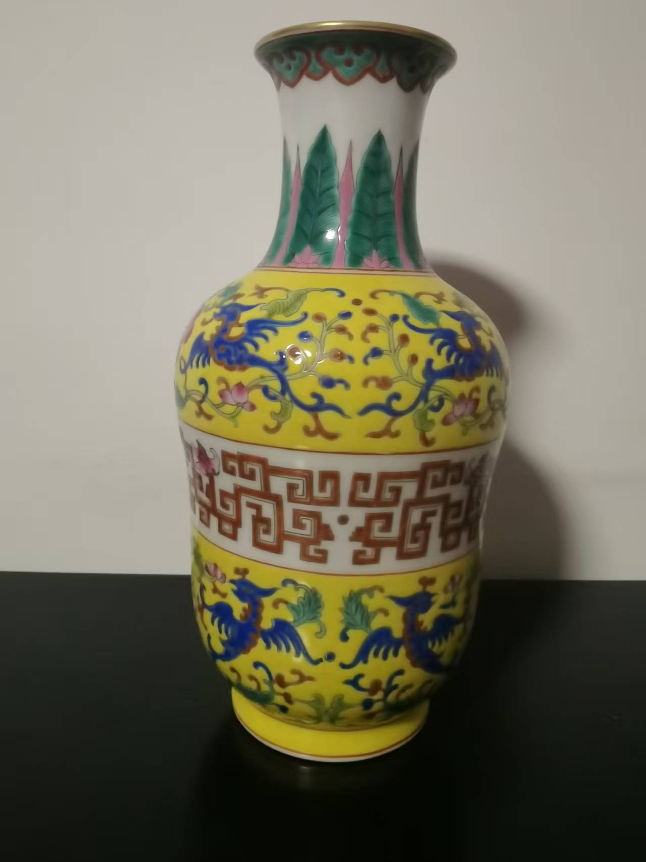 乾隆年制《黄地夔凤纹赏瓶》-嘉城艺术交易平台