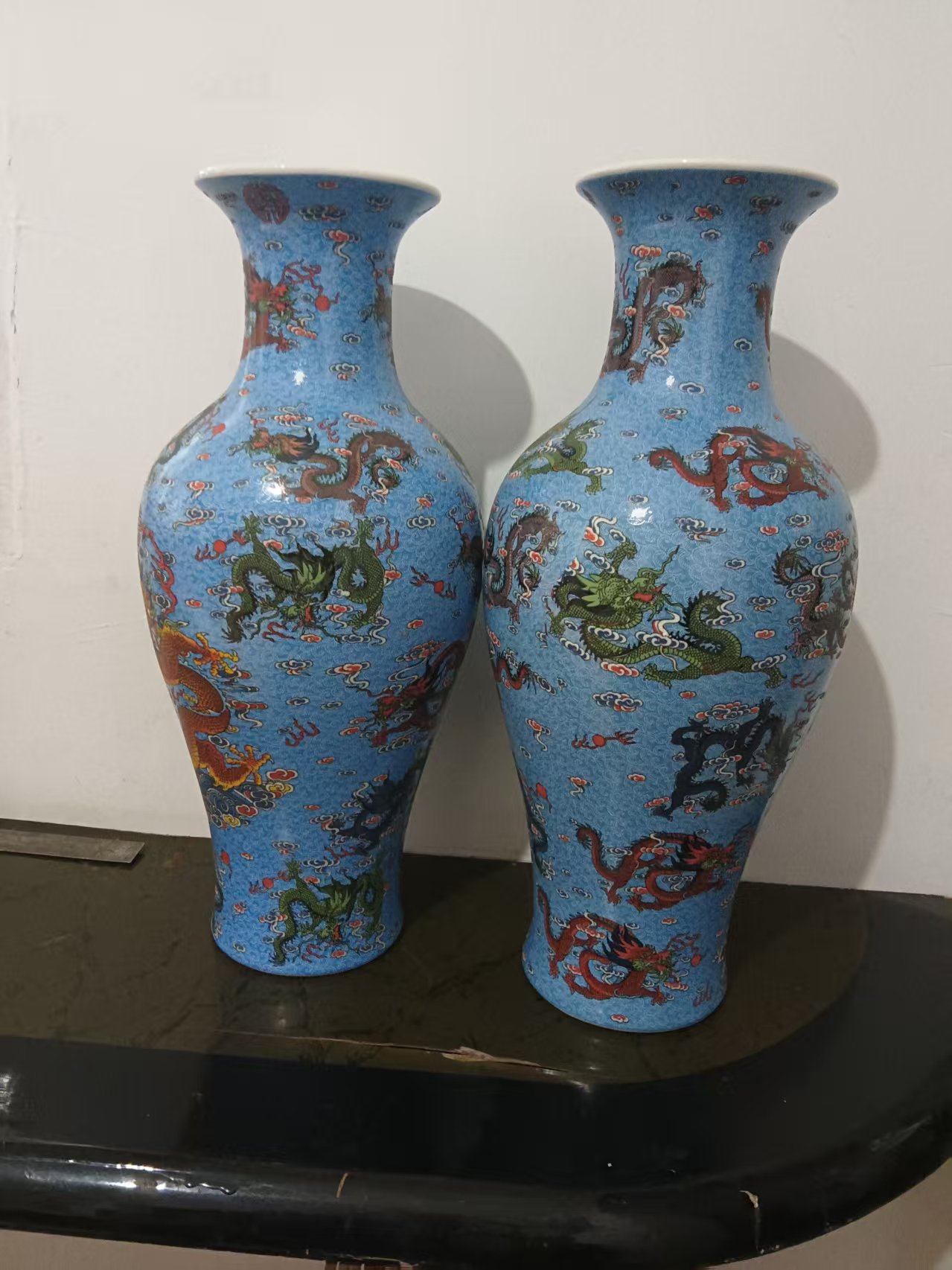 雍正年制《蓝地粉彩百龙纹鱼尾瓶》一对-嘉城艺术交易平台