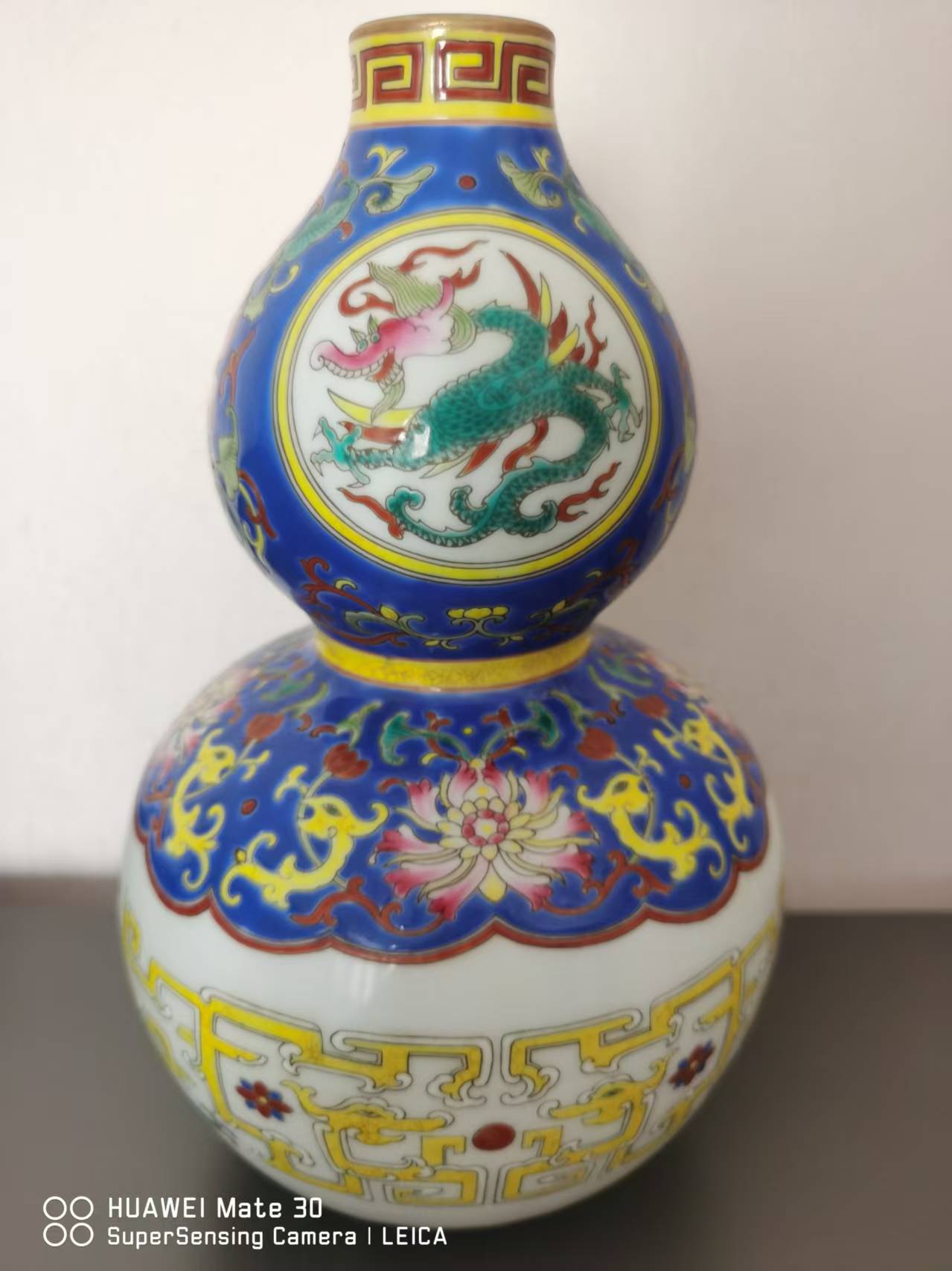 乾隆年制《蓝底粉彩开光龙纹葫芦瓶》-嘉城艺术交易平台