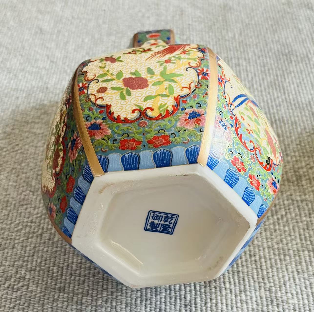 乾隆年制《描金珐琅彩花鸟六方天球瓶》