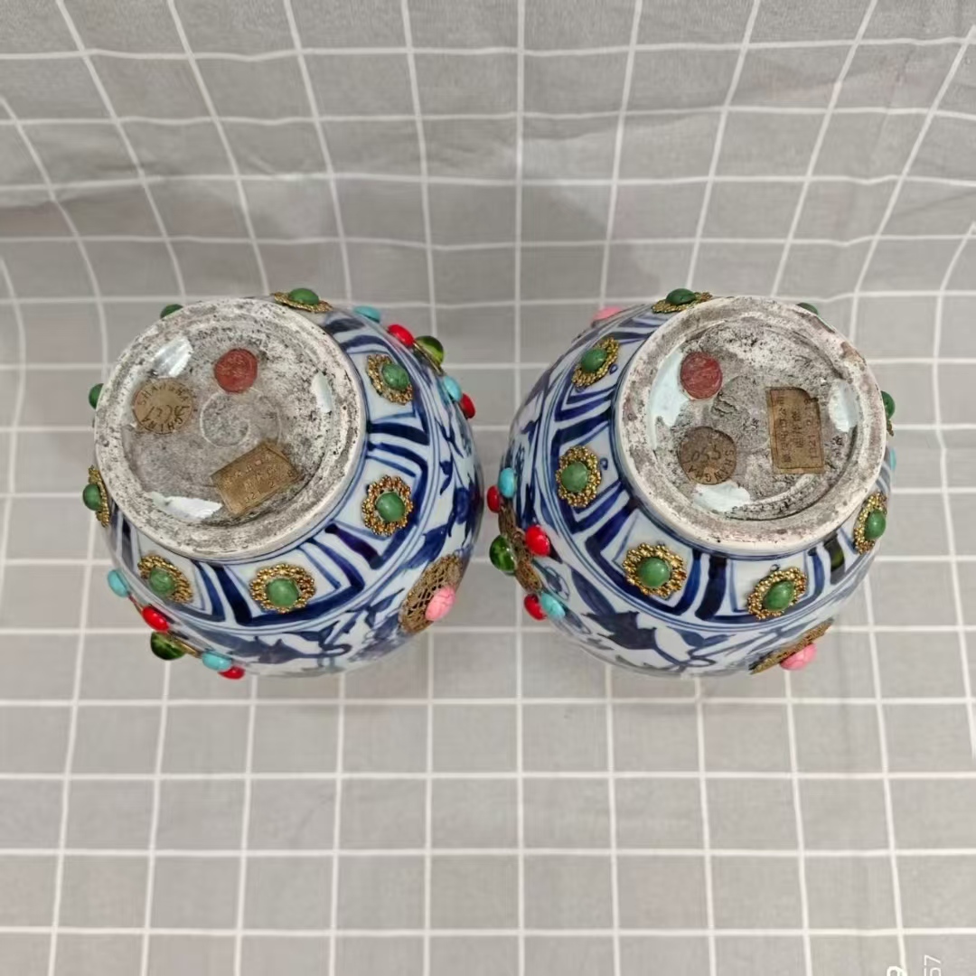 元《青花缠枝牡丹纹嵌宝花口瓶》（一对）