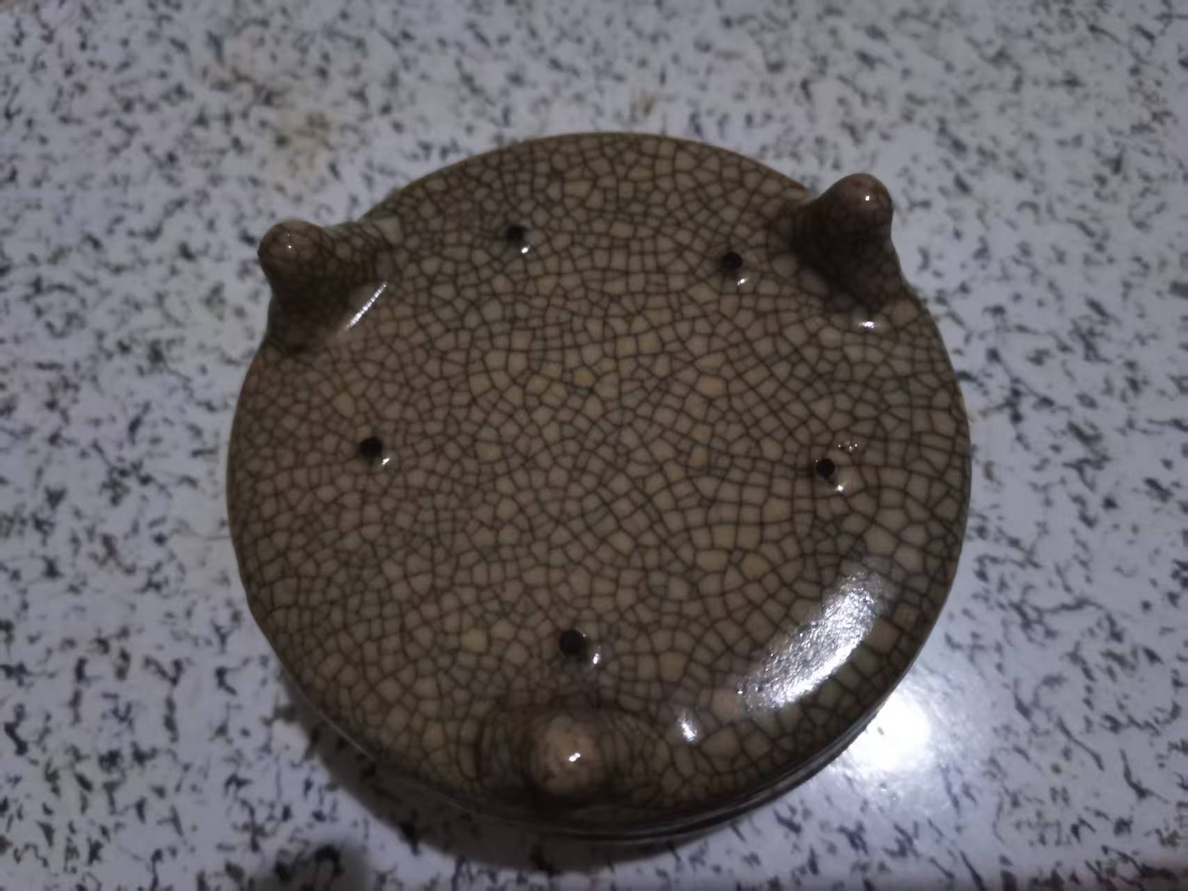 哥窑《三足弦纹樽》