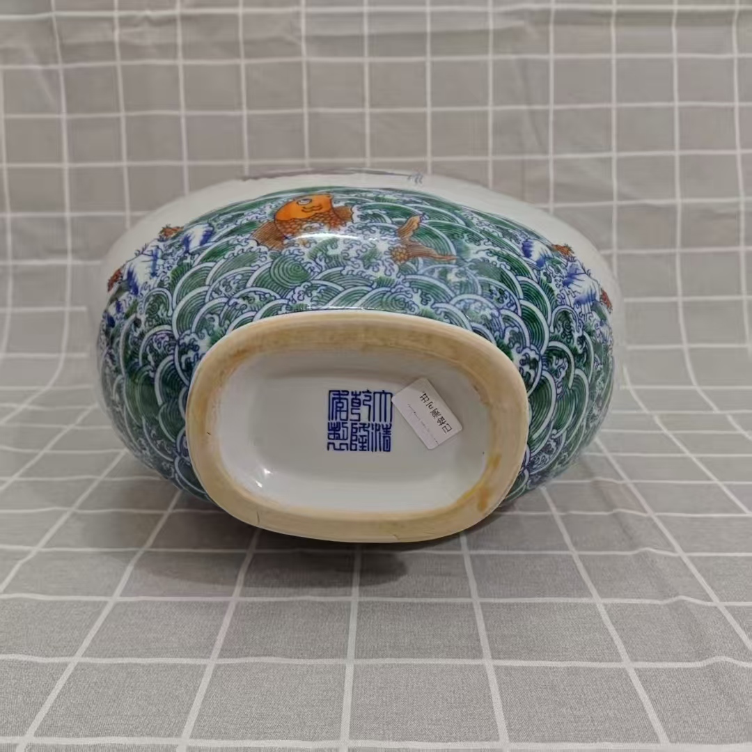 乾隆年制《五彩云龙纹双耳抱月瓶》