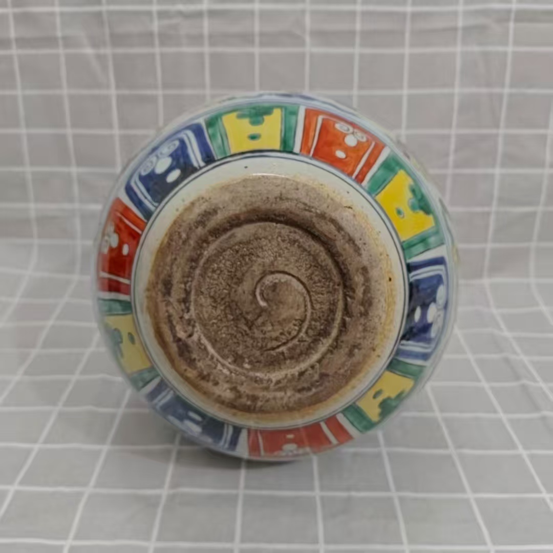 宣德年制《青花五彩龙凤纹天球瓶》