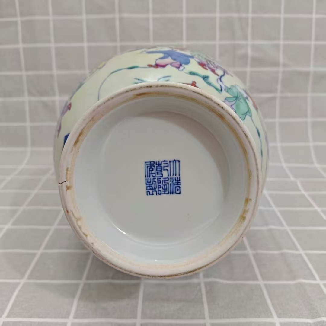 乾隆年制《斗彩婴戏纹双耳赏瓶》