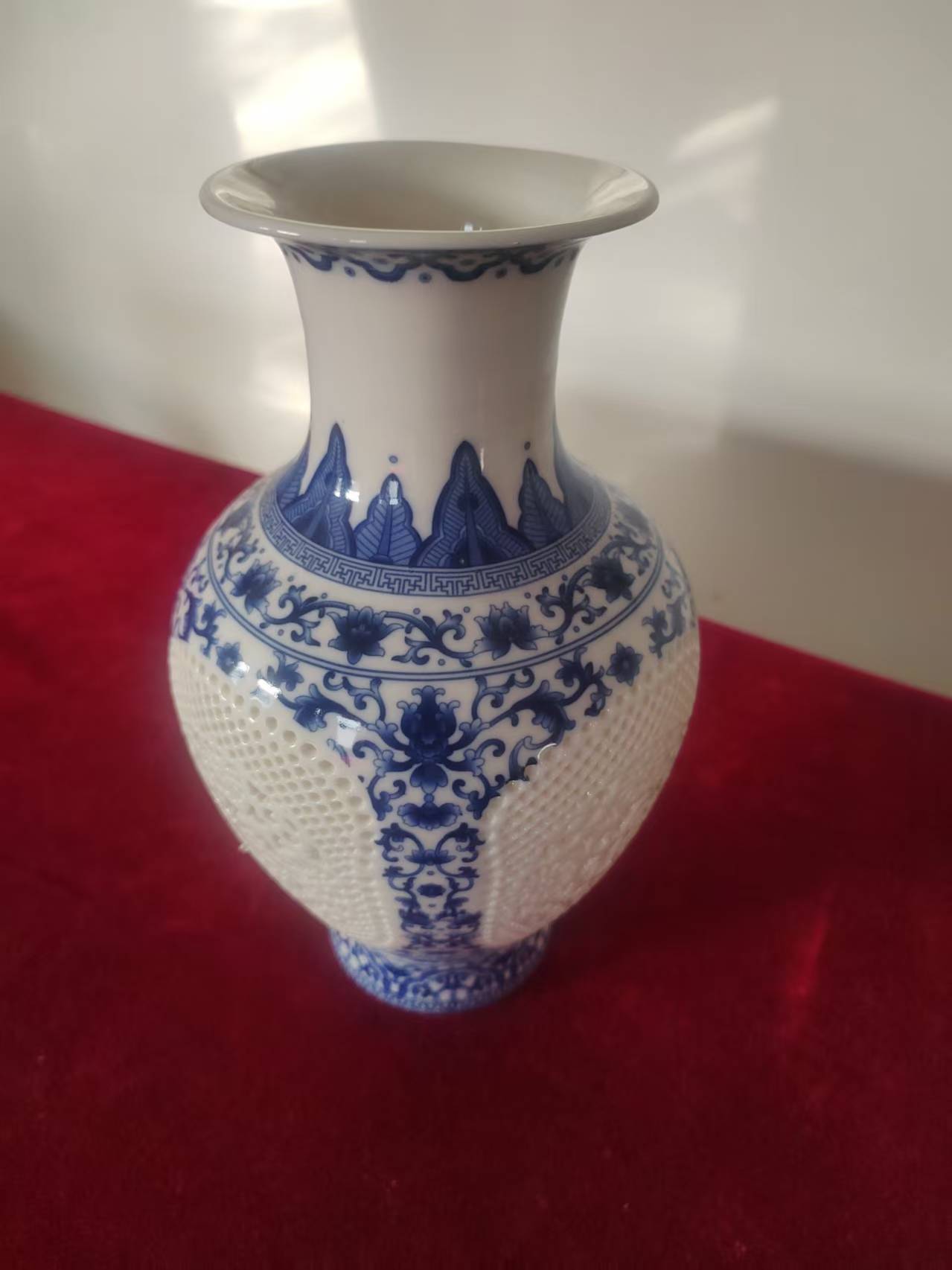 乾隆年制《青花缠枝花卉镂空福字瓶》