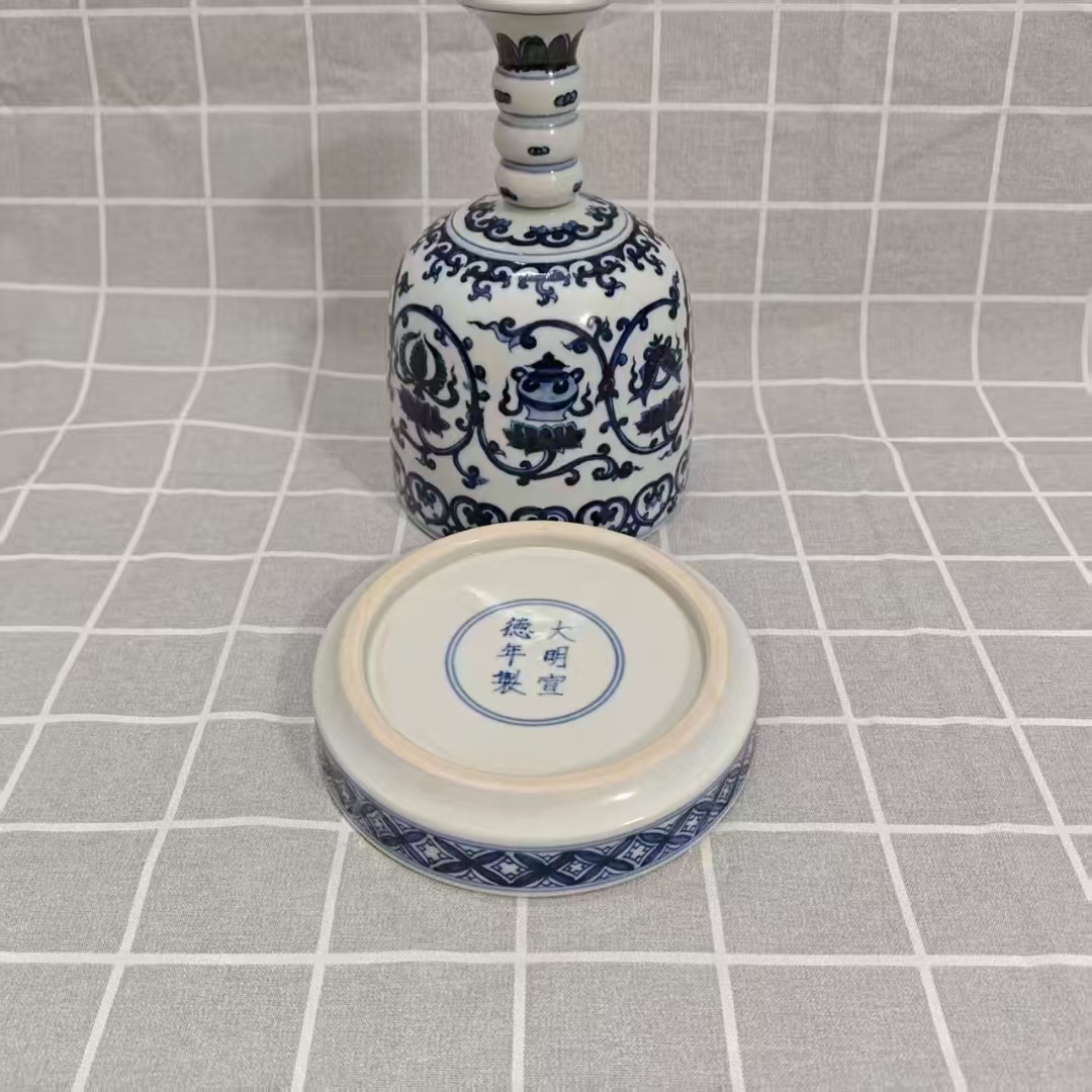 宣德年制《青花缠枝纹摇铃尊》