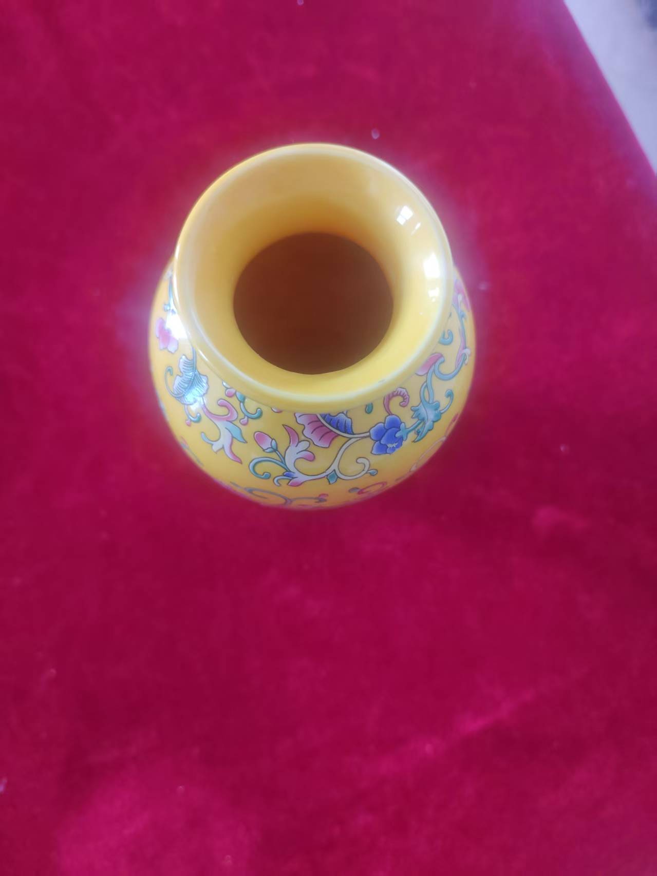 乾隆年制《黄地珐琅彩缠枝花卉纹瓶》-嘉城艺术交易平台