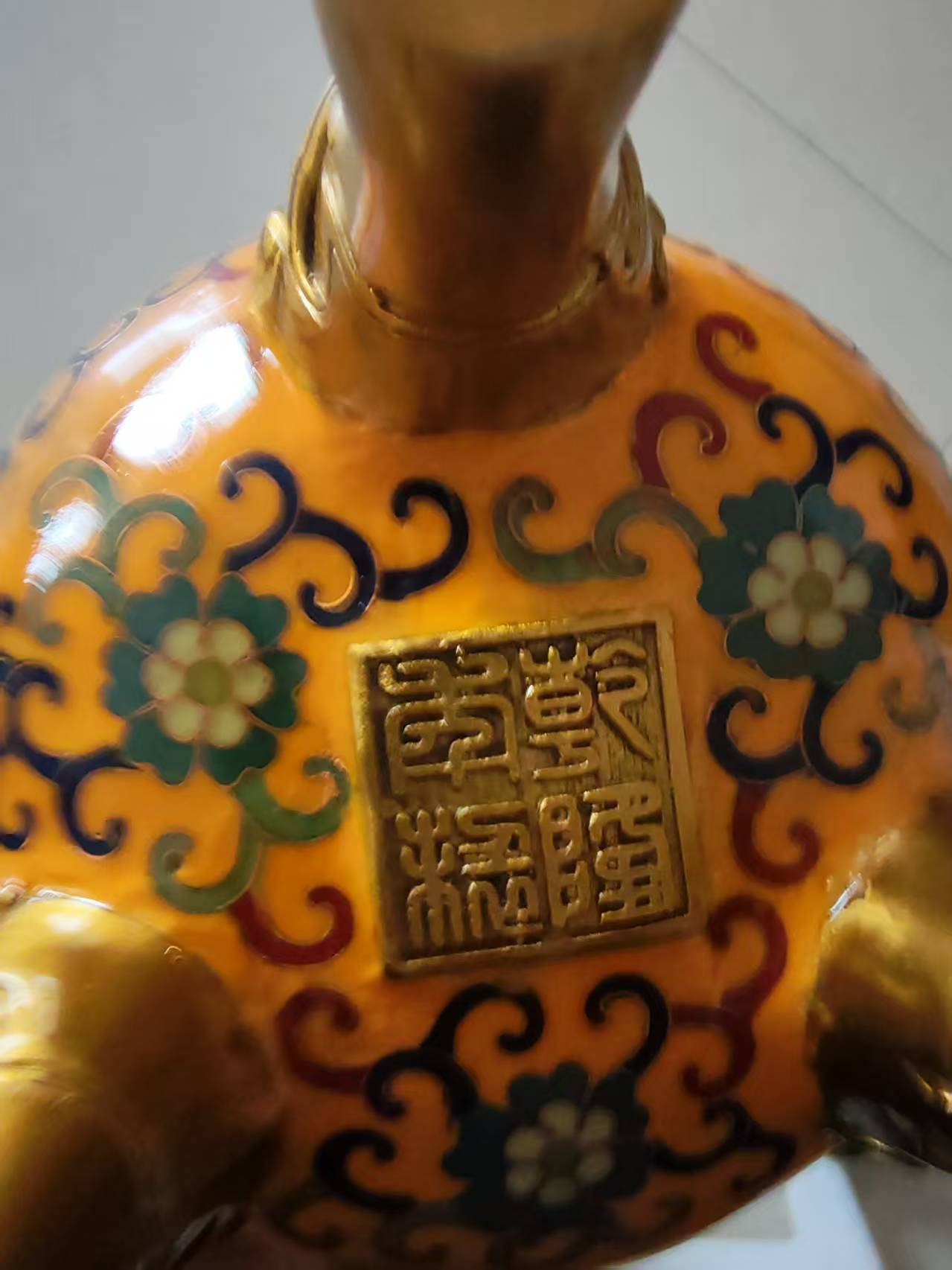 乾隆年制《兽首珐琅彩香炉》