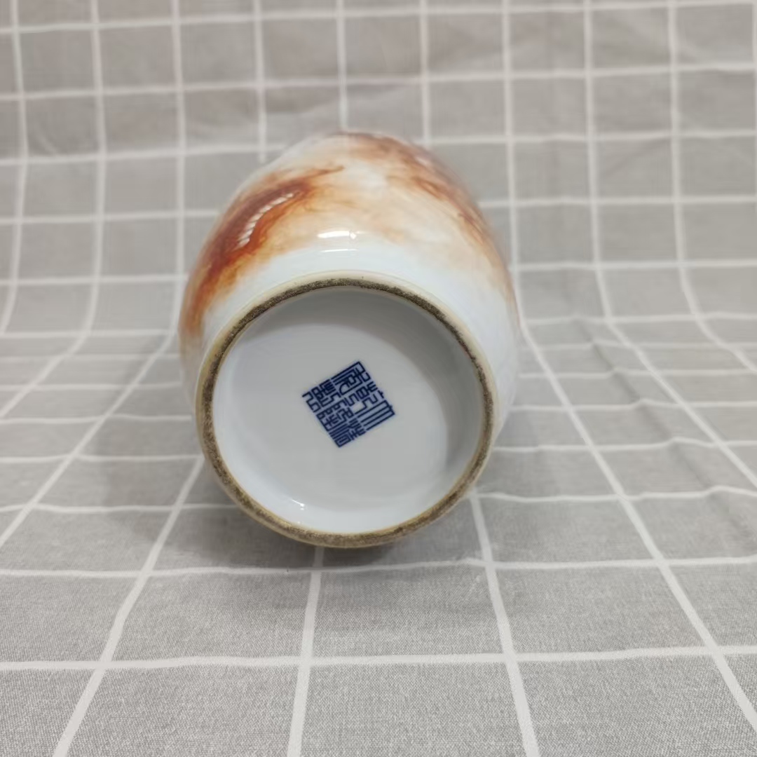 乾隆年制《粉彩矾红描金云龙纹赏瓶》