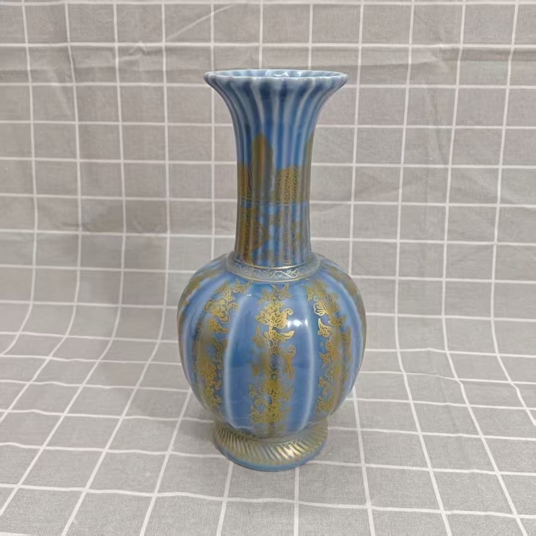 乾隆年制《描金瓜棱花口长颈瓶》-嘉城艺术交易平台