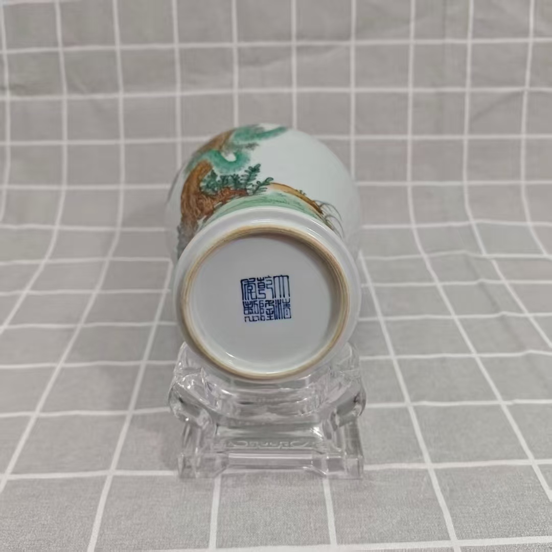 乾隆年制《粉彩松鹤延年纹赏瓶》