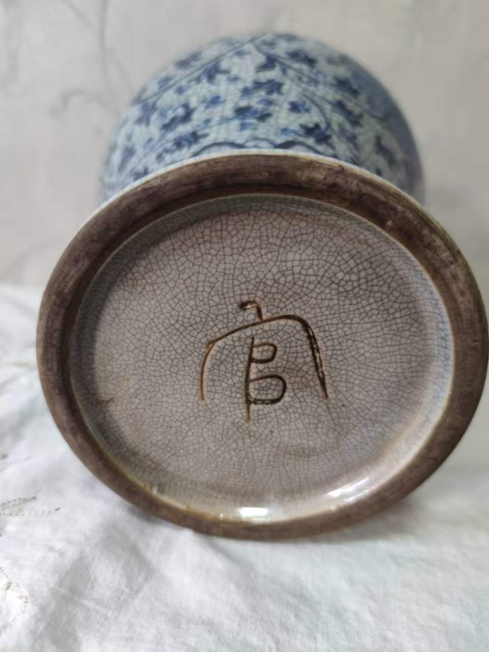 官窑《哥釉青花缠枝花卉纹梅瓶》