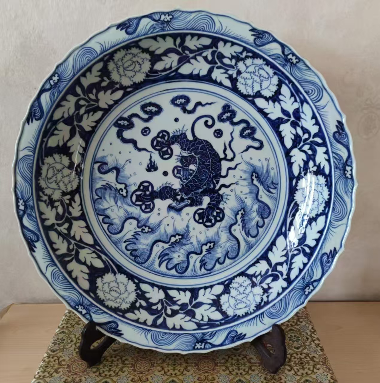 白浒孤窑《青花麒麟穿花纹花口大盘》-嘉城艺术交易平台