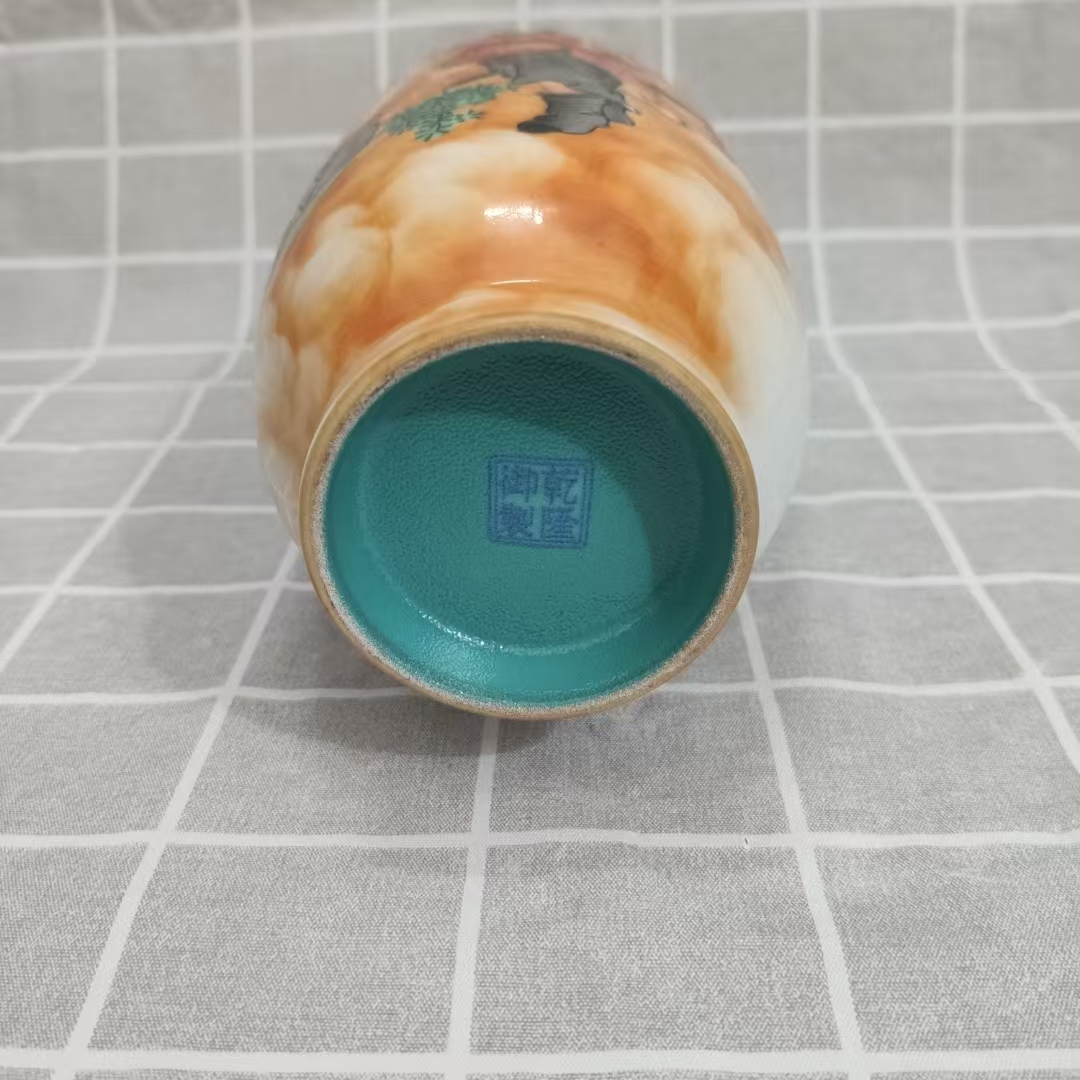 乾隆年制《粉彩人物故事纹赏瓶》