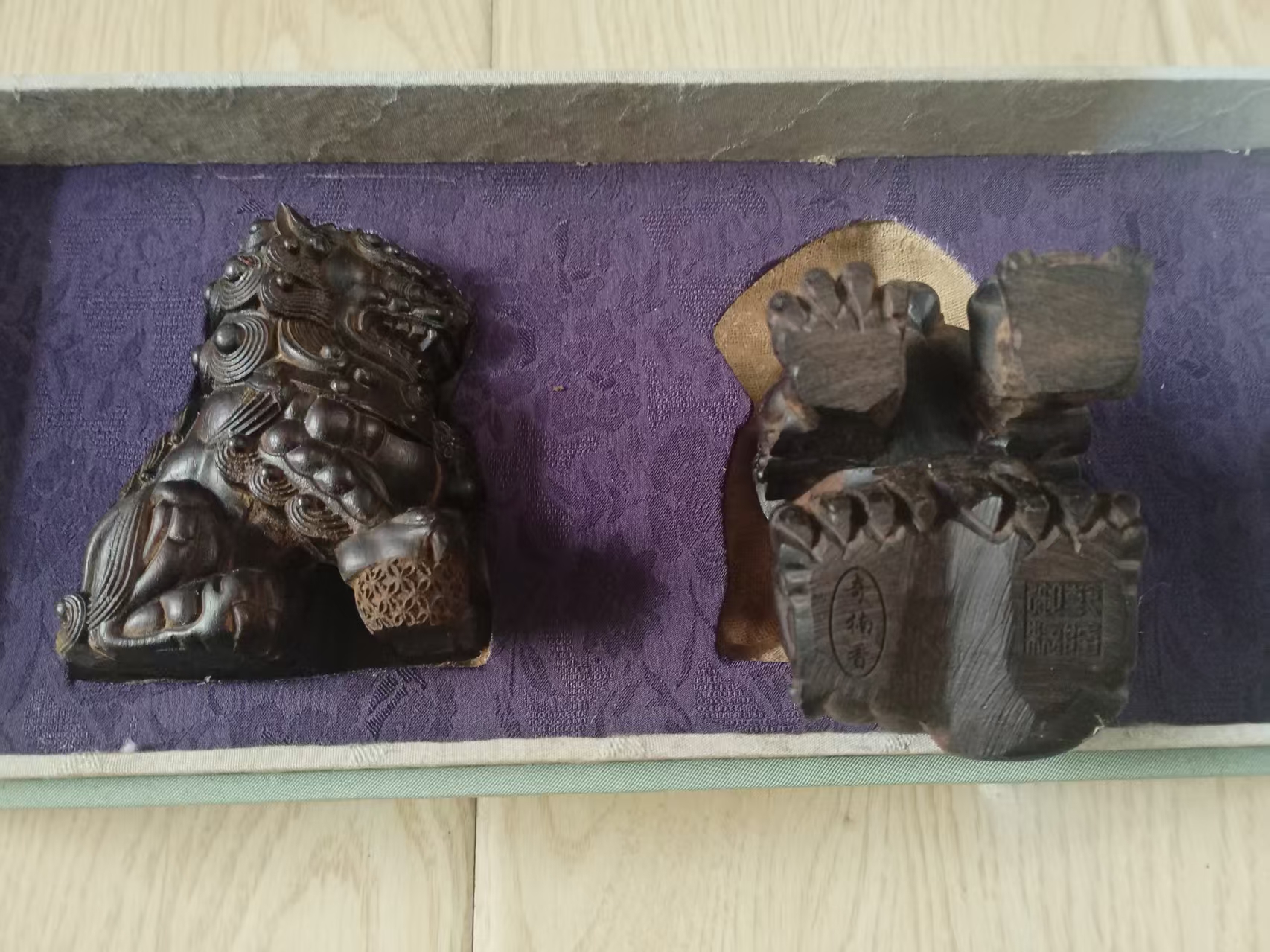 乾隆年制《奇楠香狮子一对》