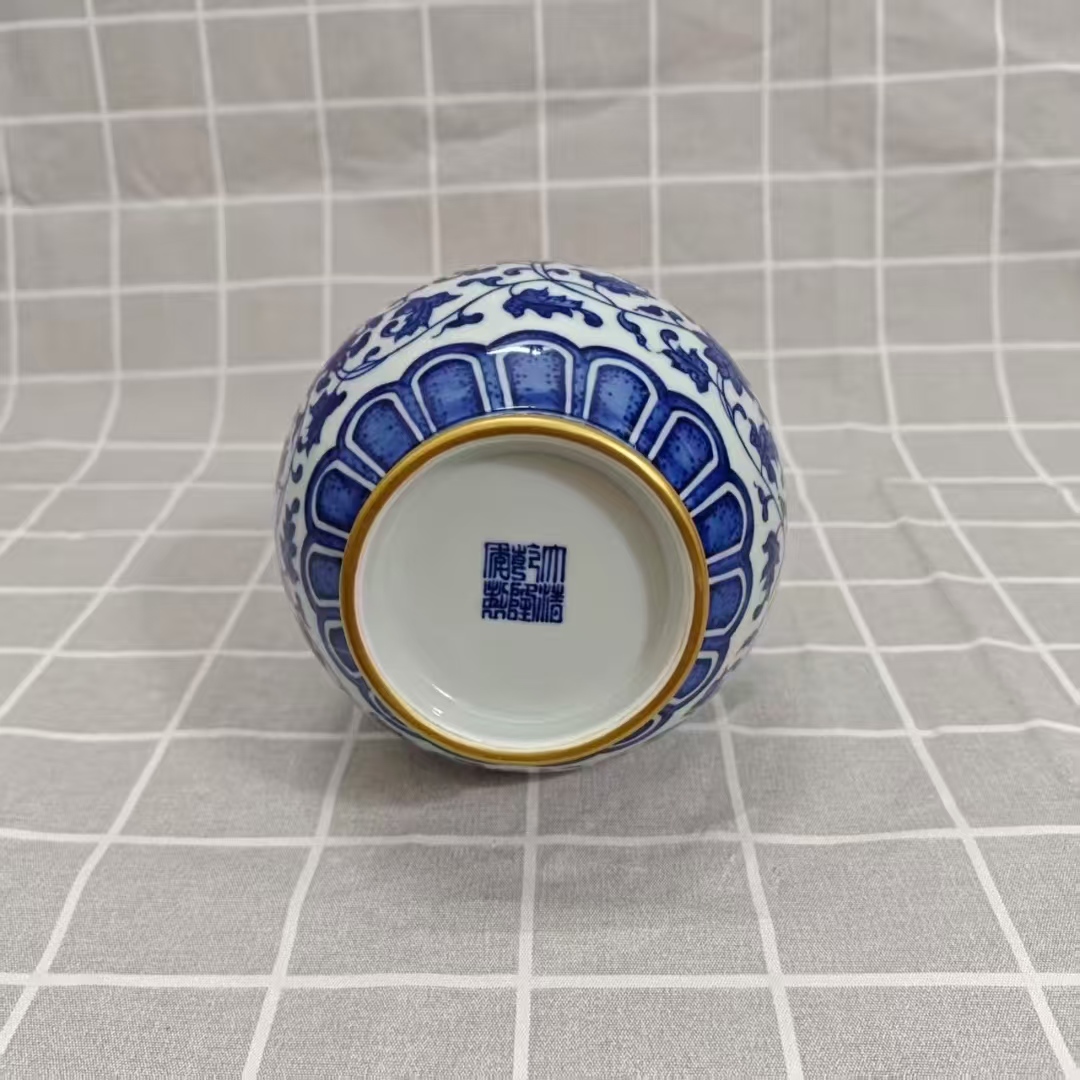 乾隆年制《青花缠枝花卉纹描金双耳葫芦瓶》