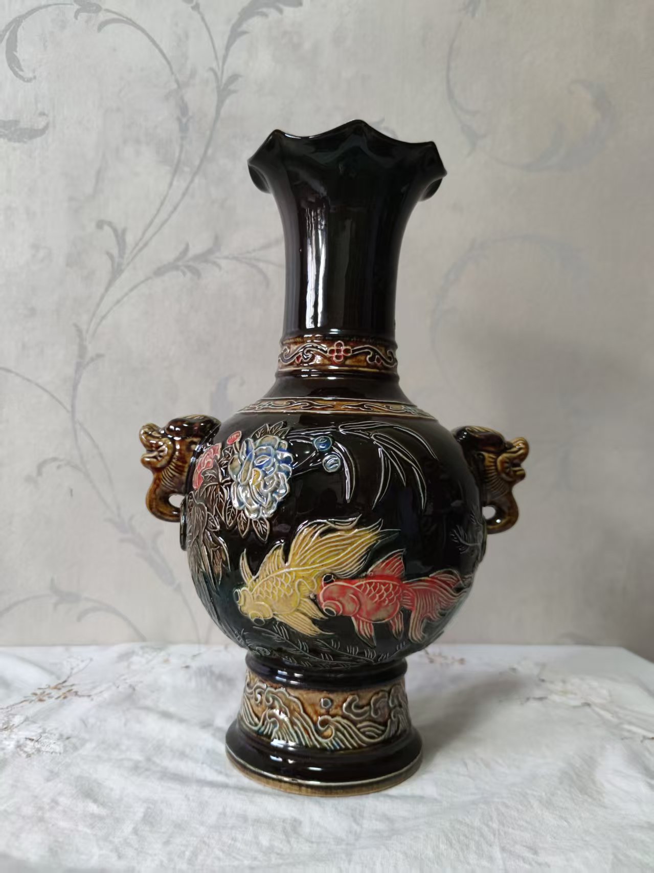 乾隆年制《黑釉刻花加彩鱼藻纹兽耳花口瓶》-嘉城艺术交易平台