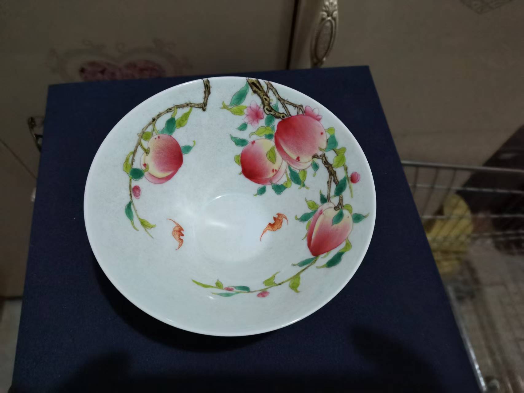 官窑《粉彩过墙枝九桃五福斗笠碗》-嘉城艺术交易平台