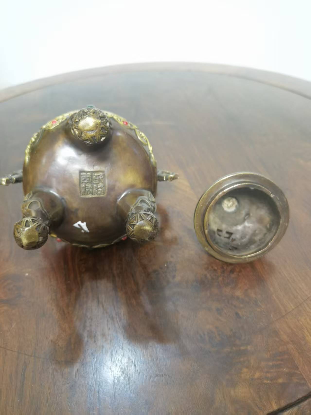 乾隆年制《风磨铜三足鼎立香薰炉》