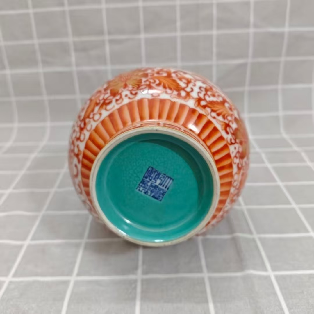 乾隆年制《矾红描金缠枝花卉纹花口蒜头瓶》