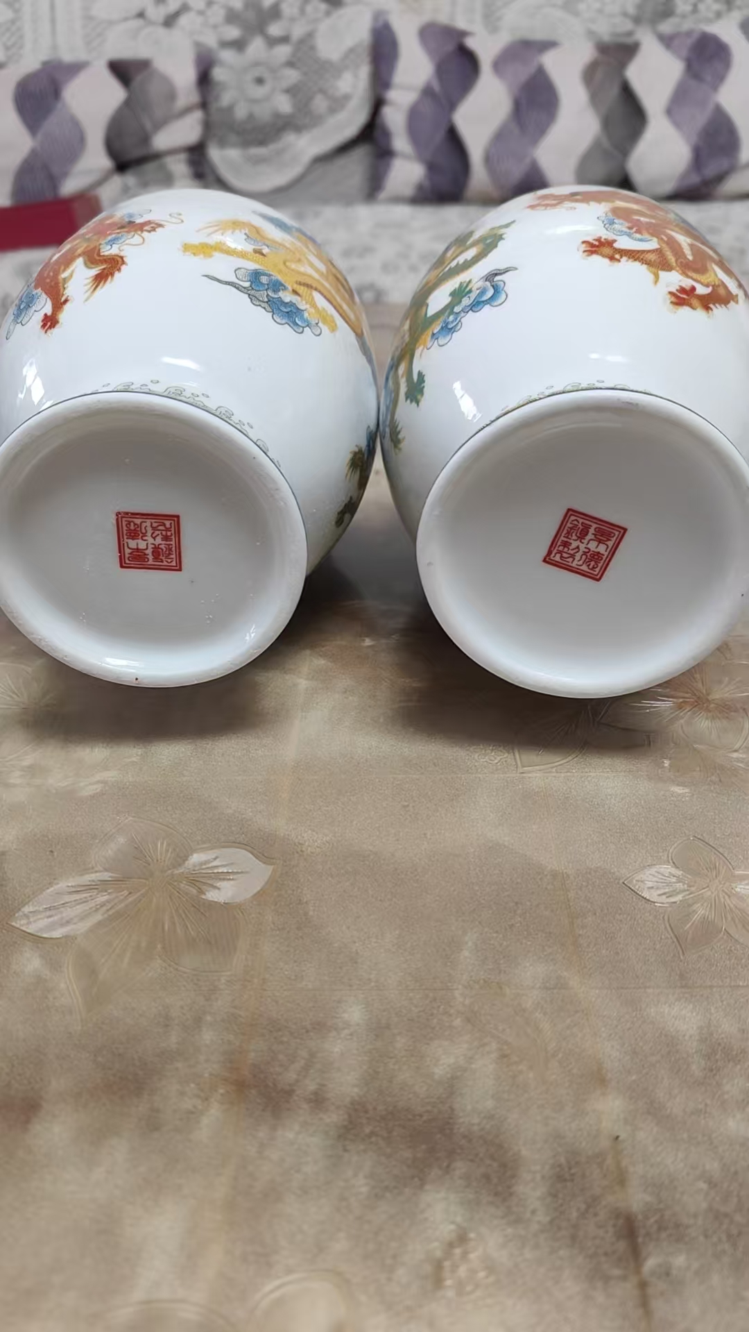 景德镇制《珐琅彩五龙双耳瓶》一对