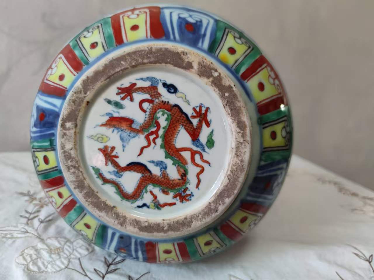 成化年制《斗彩龙纹荸荠瓶》