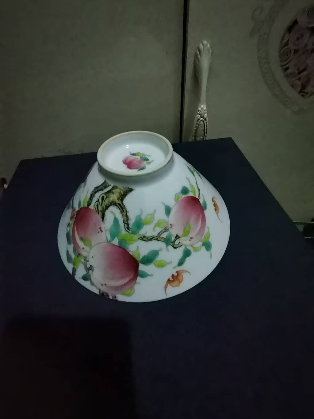 官窑《粉彩过墙枝九桃五福斗笠碗》